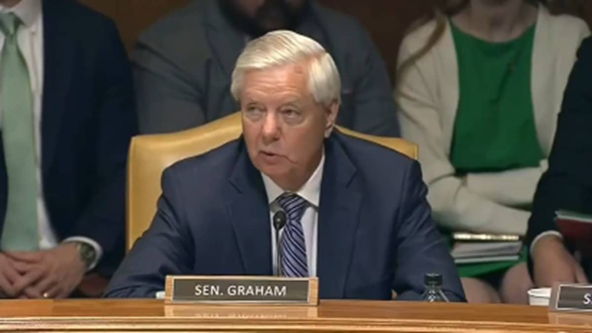 US Senator Lindsey Graham Blasts Pakistan Over Alleged Role Shielding Iranian Military Jets