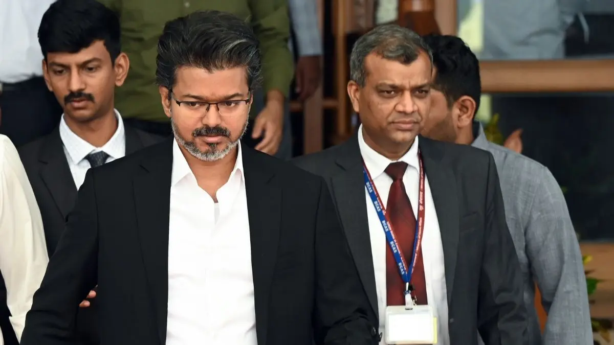 तमिलनाडु में AIADMK को बड़ा झटका, पूर्व मंत्री सहित 300 से अधिक नेता CM विजय की पार्टी TVK में शामिल vijay