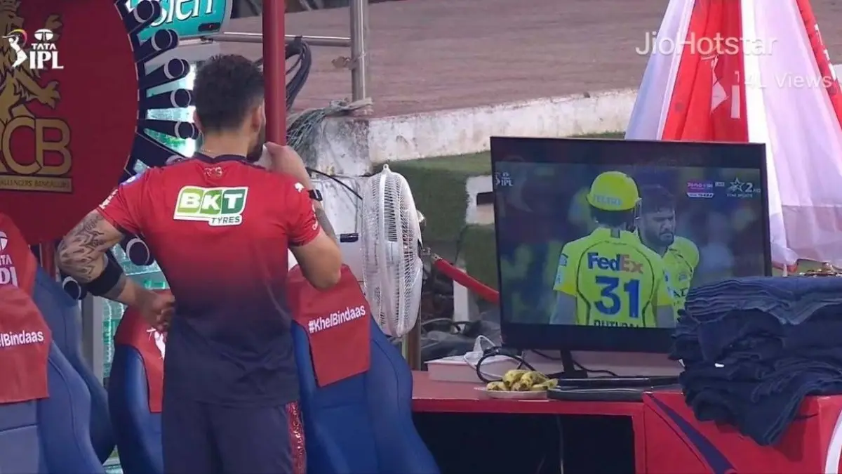 Virat Kohli STOPS to Watch Urvil Patel's Blitz as CSK Star Hits 13-Ball 50 Before RCB Edge MI in IPL 2026; Video Goes Viral Virat Kohli