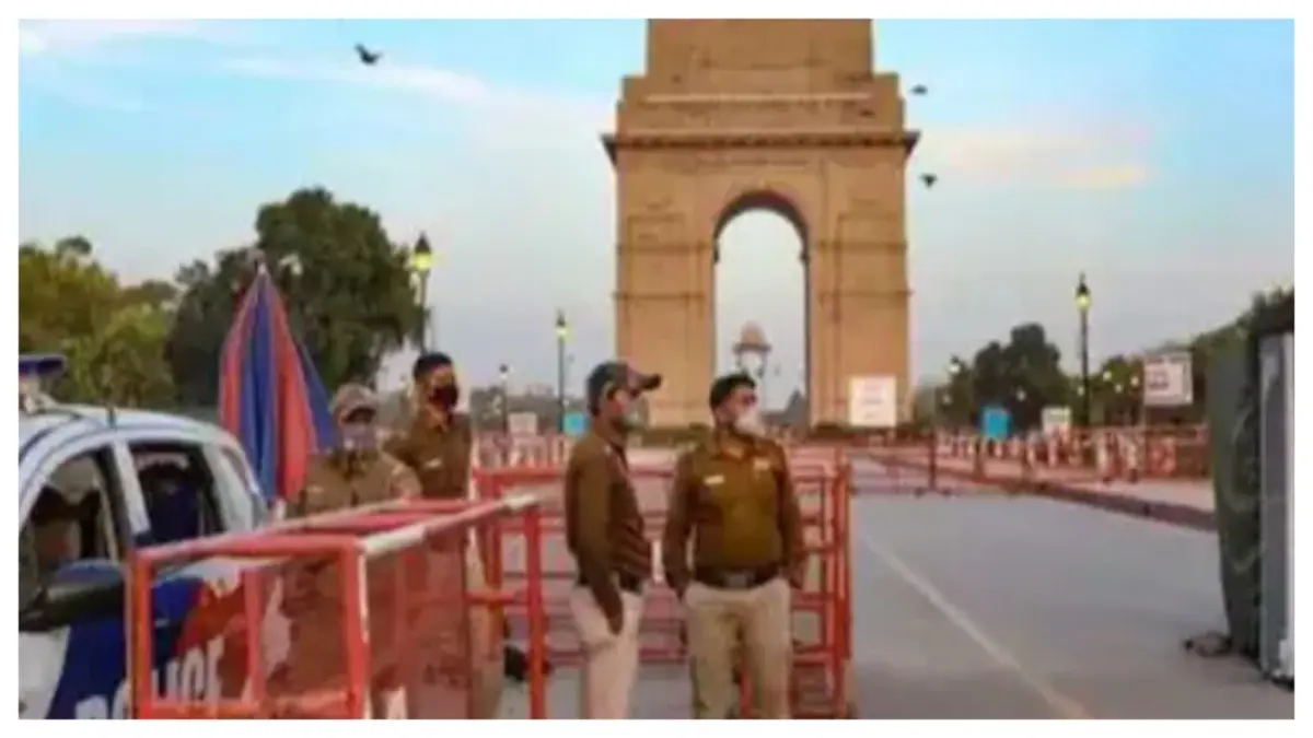 iPhone 16 Snatched From Canadian Tourist Near India Gate, Case Lodged X