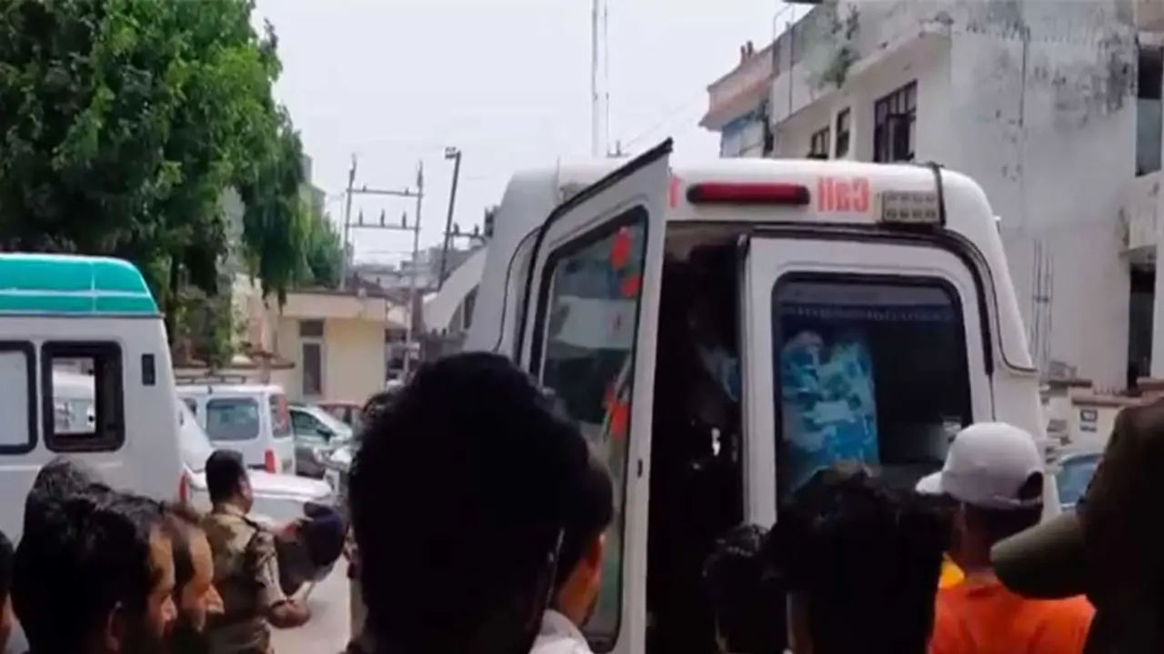 जम्मू-कश्मीरः रियासी में वैष्णो देवी के पास बड़ा हादसा, CISF के 8 जवानों से भरी बस फिसली; ड्राइवर समेत 9 लोगों की हालत गंभीर 8 CISF personnel injured after bus skids off road in Reasi district