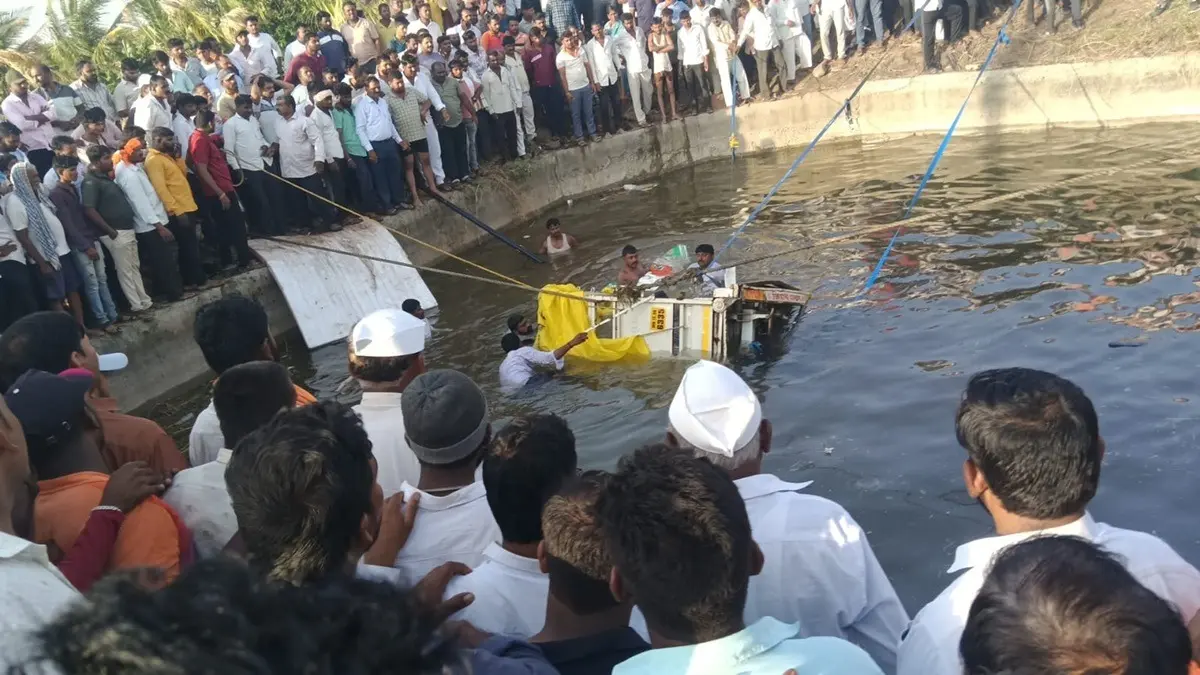 8 Devotees Dead In Solapur After Jeep Falls Into Well, PM Modi And CM Fadnavis Announce Compensation 8 Devotees Dead In Solapur After Jeep Falls Into Well, PM Modi And CM Fadnavis Announce Compensation