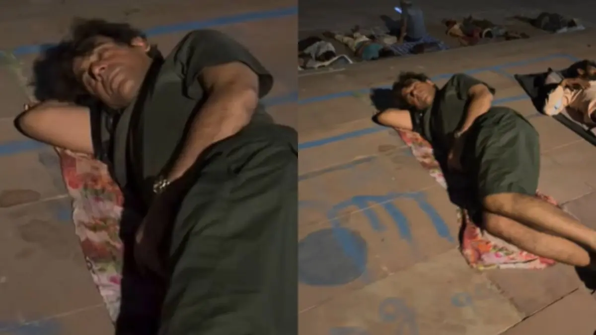 Sunil Grover: घाट किनारे फुटपाथ पर चादर बिछाकर सोते दिखे सुनील ग्रोवर, फैंस ने कहा- 'डाउन टू अर्थ है, एक ही दिल है कितनी बार जीतोगे!' actor-comedian-sunil-grover-sleeps-on-the-road-near-a-riverbank-amidst-many-devotees-fans-crazy-reaction