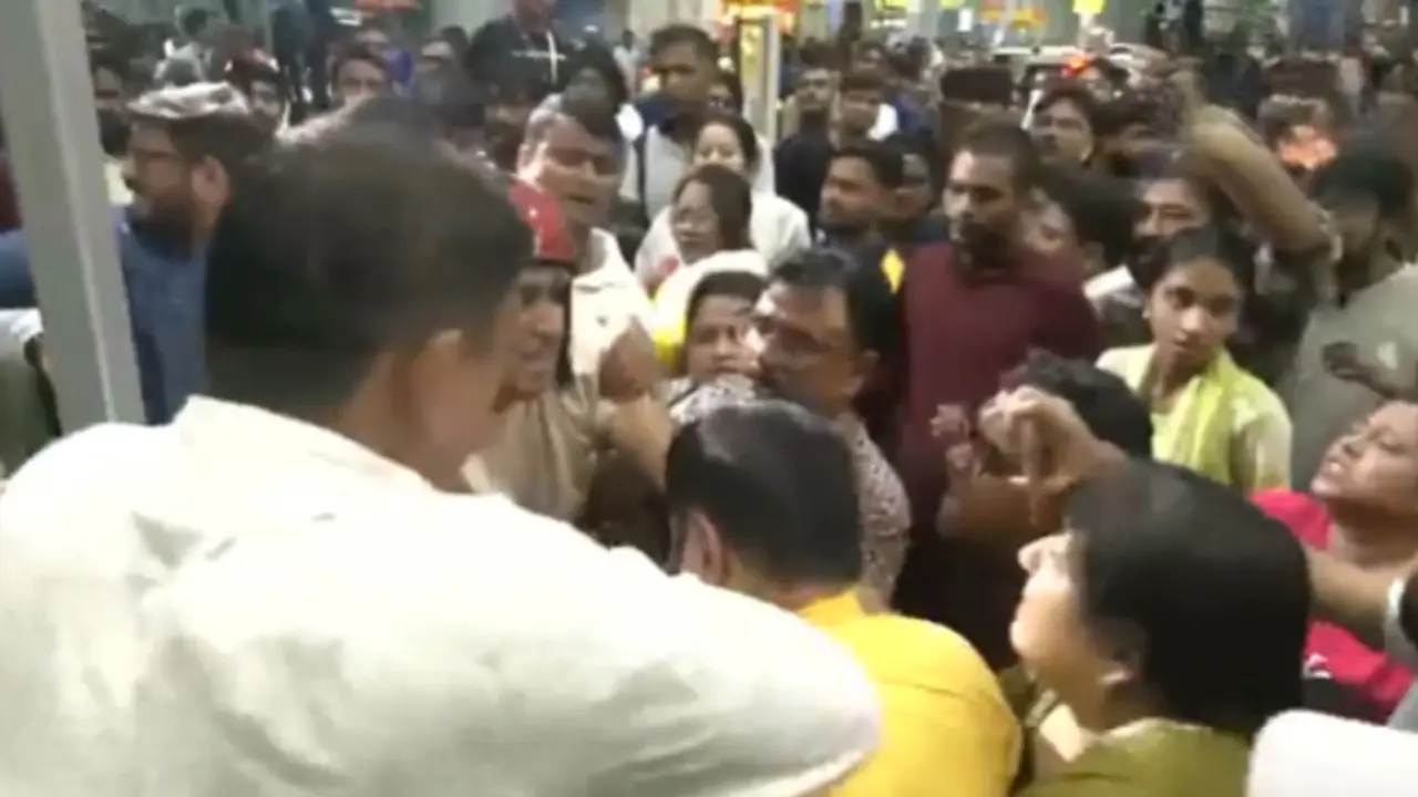 कोलकाता एयरपोर्ट पर भारी बवाल, अभिषेक बनर्जी के पहुंचने से पहले BJP-TMC समर्थक भिड़े, चले लात-घूसे- VIDEO BJP- TMC Supporters Clash
