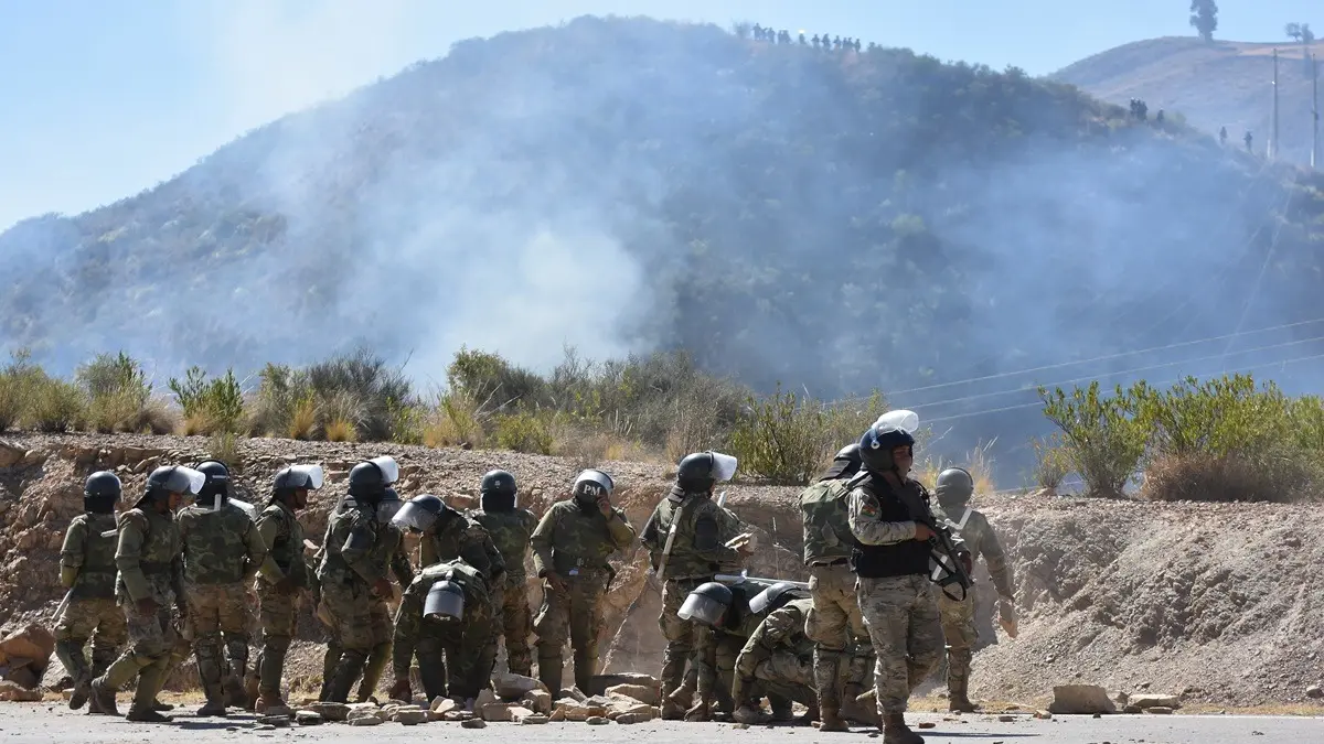 Bolivia Clears La Paz Blockades, 6 Killed When Air Force Plane Crashes Monitoring Blockades Bolivia Clears La Paz Blockades, 6 Killed When Air Force Plane Crashes Monitoring Blockades