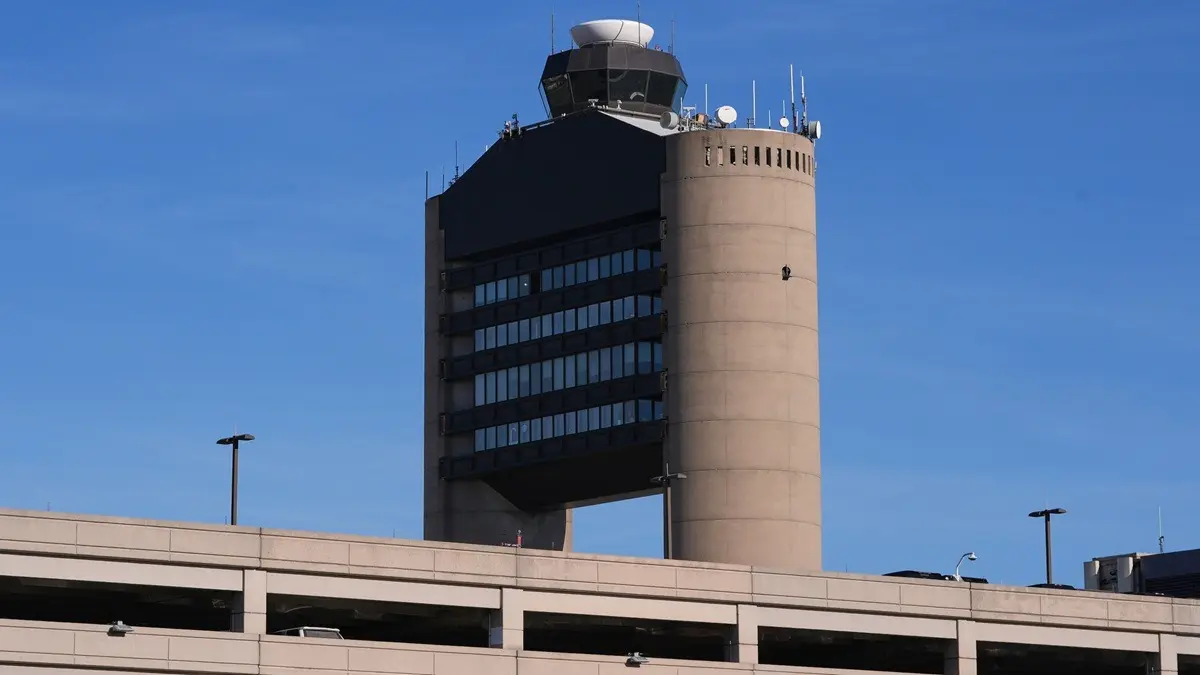 Boston Runway Close Call: Delta Flight With 129 Passengers Aborts Landing After Coming Within 300 Feet Of American Airlines Plane Boston Runway Close Call: Delta Flight With 129 Passengers Aborts Landing After Coming Within 300 Feet Of American Airlines Plane