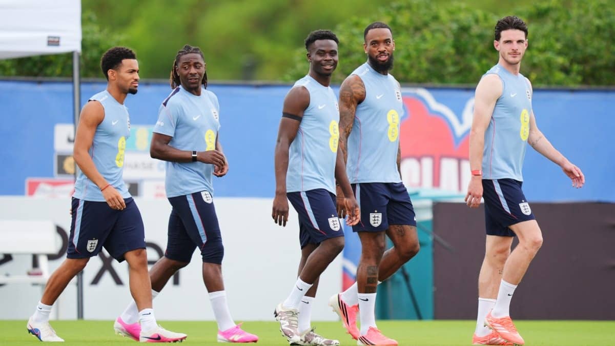 Bukayo Saka resumes full training