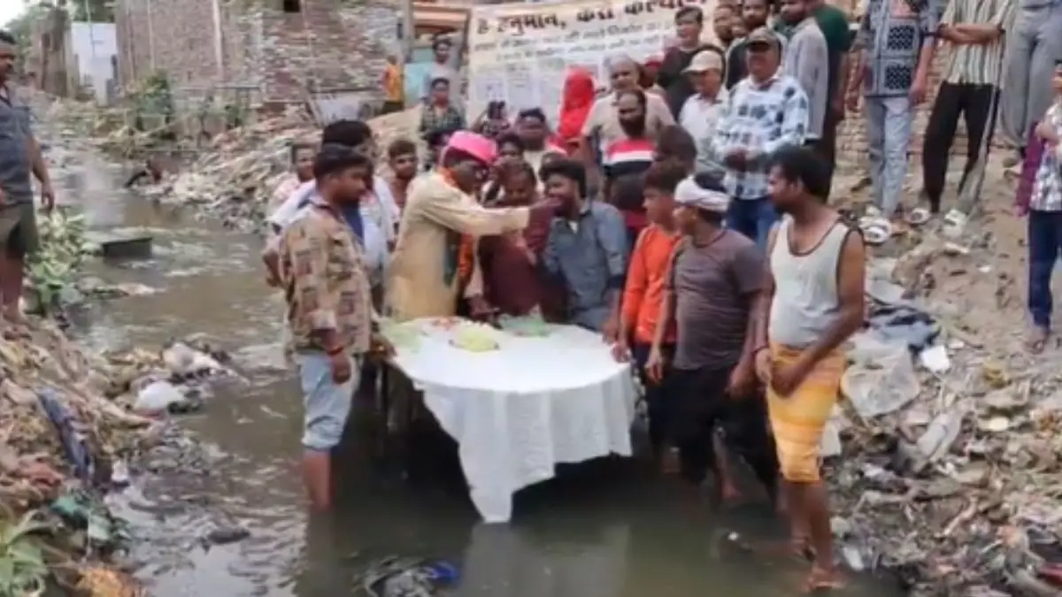 Cake in Drain: Agra BJP Councillor Celebrates Birthday in Sewage-Filled Gutter | WATCH Cake in Drain: BJP Councillor Celebrates Birthday in Sewage-Filled Gutter in Agra | WATCH