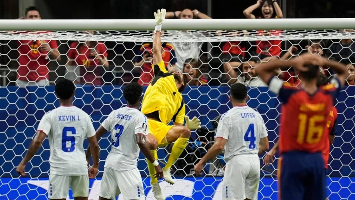 Cape Verde Vozinha in action against Spain