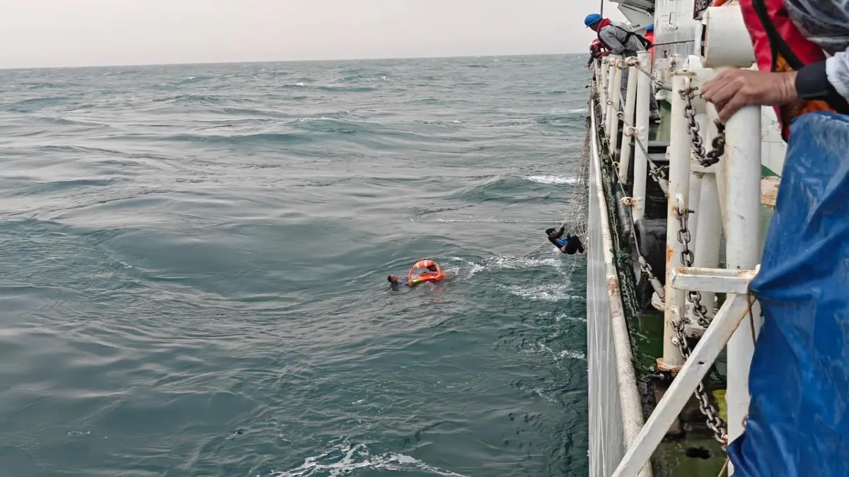 Caught In Rough Seas, Saved By Indian Coast Guard: Watch Dramatic Rescue Of 6 Fishermen Off Karnataka Coast Caught In Rough Seas, Saved By Indian Coast Guard: Watch Dramatic Rescue Of 6 Fishermen Off Karnataka Coast