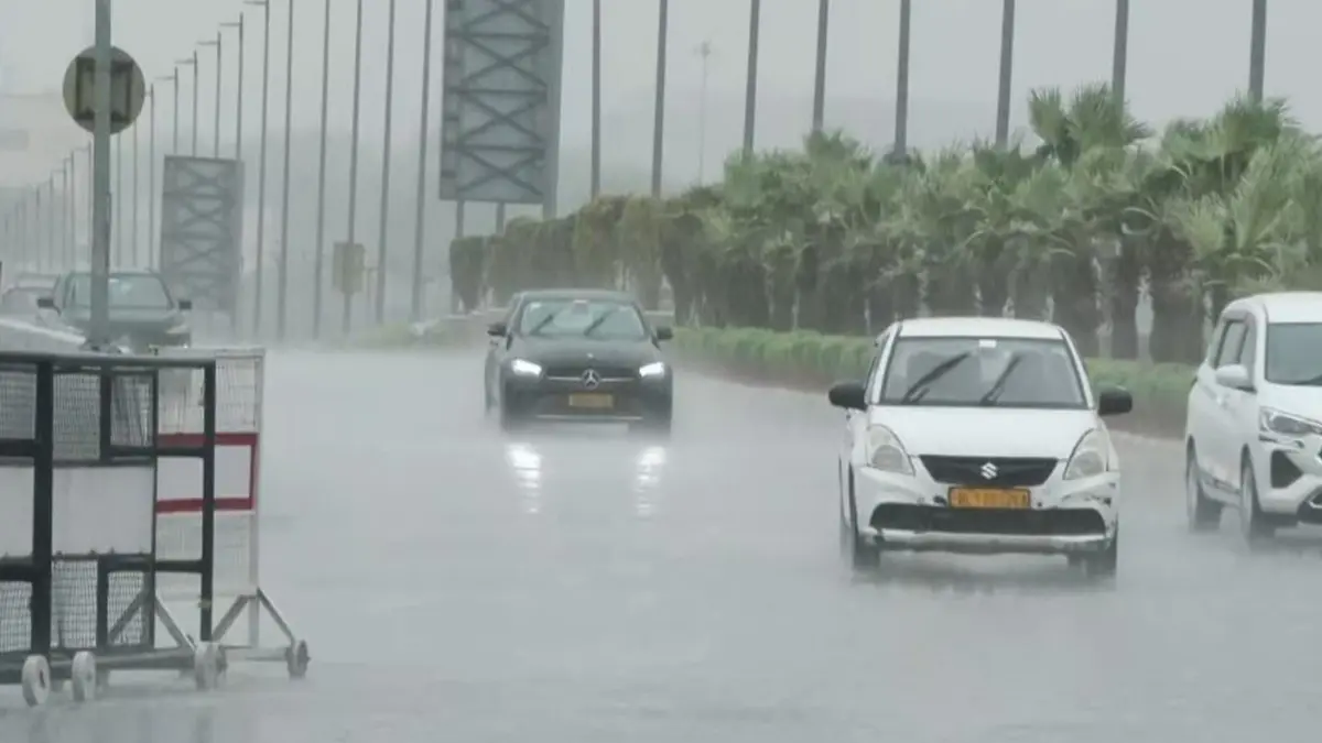 Commuters Stranded, Traffic Snarls as Heavy Rain Lashes Parts of Delhi-NCR Commuters Stranded, Traffic Snarls as Heavy Rain Lashes Parts of Delhi-NCR