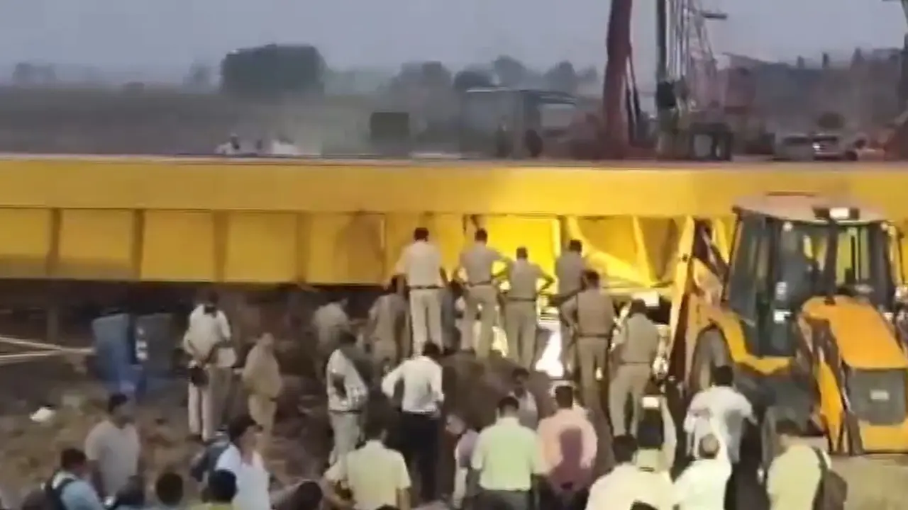 जेवर एक्सप्रेसवे पर बड़ा हादसा, निर्माणाधीन फ्लाईओवर पर फिसलकर पलट गई भारी क्रेन; कई मजदूर दबे Crane Collapses at Jewar Expressway Construction Site