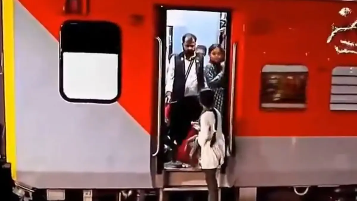 Deboarded in the Dark: Young Woman Asked to Leave Train Amid Heavy Rain, Internet Divided Over TTE’s Actions Deboarded in the Dark: Young Woman Asked to Leave Train Amid Heavy Rain, Internet Divided Over TTE’s Actions