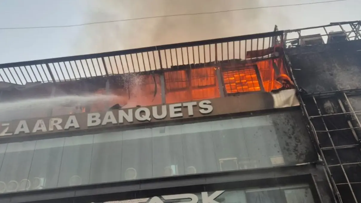 Delhi Hotel Fire: दिल्ली के कालकाजी में रेस्टोरेंट में एक के बाद एक फटे 3 LPG सिलेंडर, धमाके के बाद लगी भीषण आग, बुजुर्ग महिला को किया गया रेस्क्यू Delhi Fire Incident, Kalkaji Restaurant Fire
