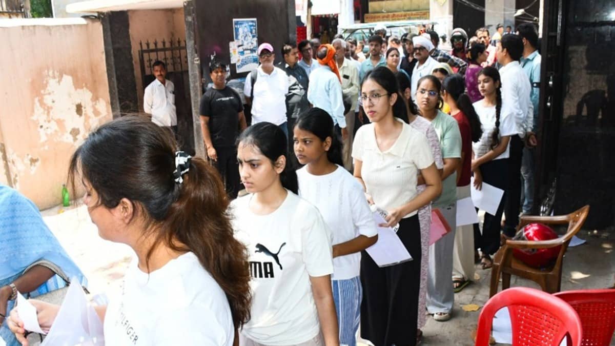 Delhi Govt Sets Up Cooling Zones, Arranges Free Bus Travel for NEET Aspirants and Families