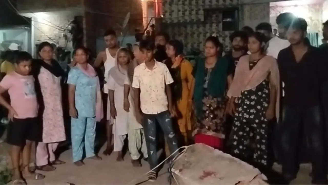 BREAKING: दिल्ली में बड़ा हादसा, सरकारी शौचालय के सीवर पर बना पोल गिरने से बच्ची की मौत, जिम्मेदार कौन? Delhi Incident