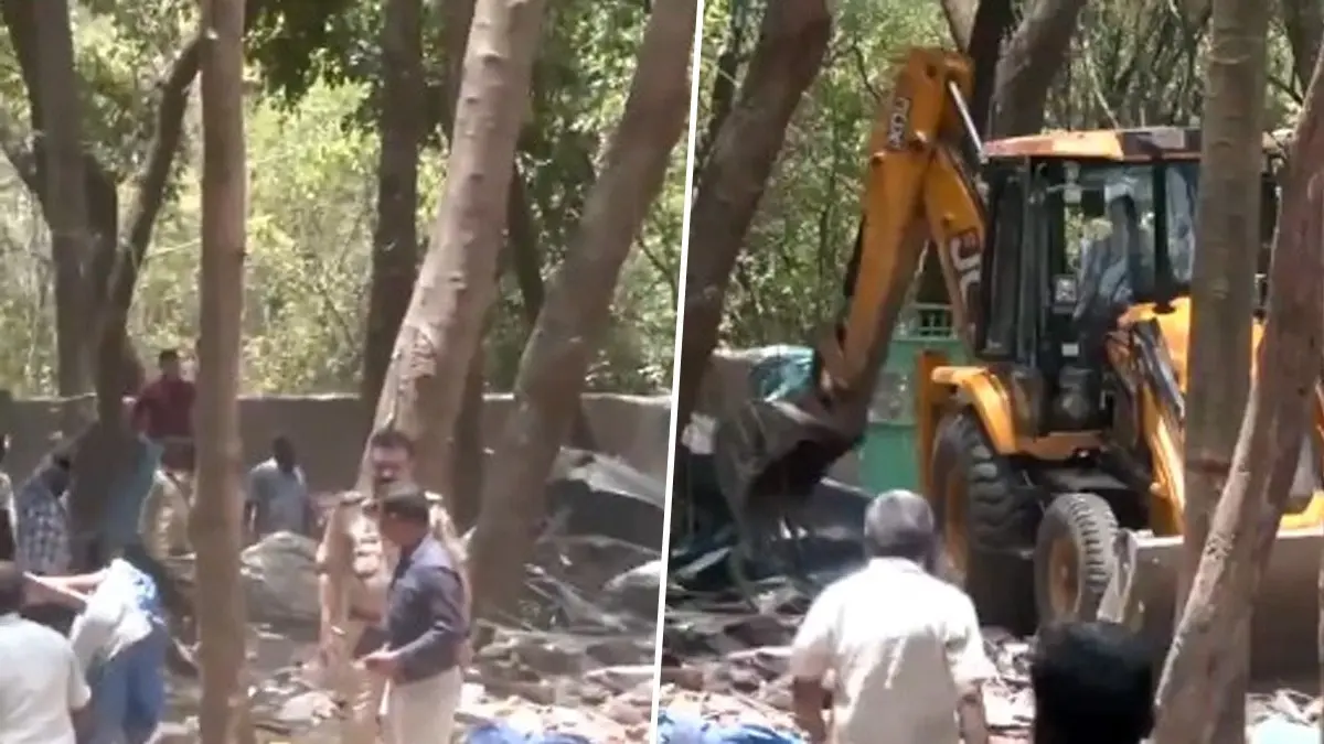 मुंबई में अतिक्रमण के खिलाफ BMC का एक्शन, भारी पुलिस बल की मौजूदगी में गोरेगांव में अवैध दरगाह पर चला बुलडोजर Demolishes Illegal Dargah in Goregaon