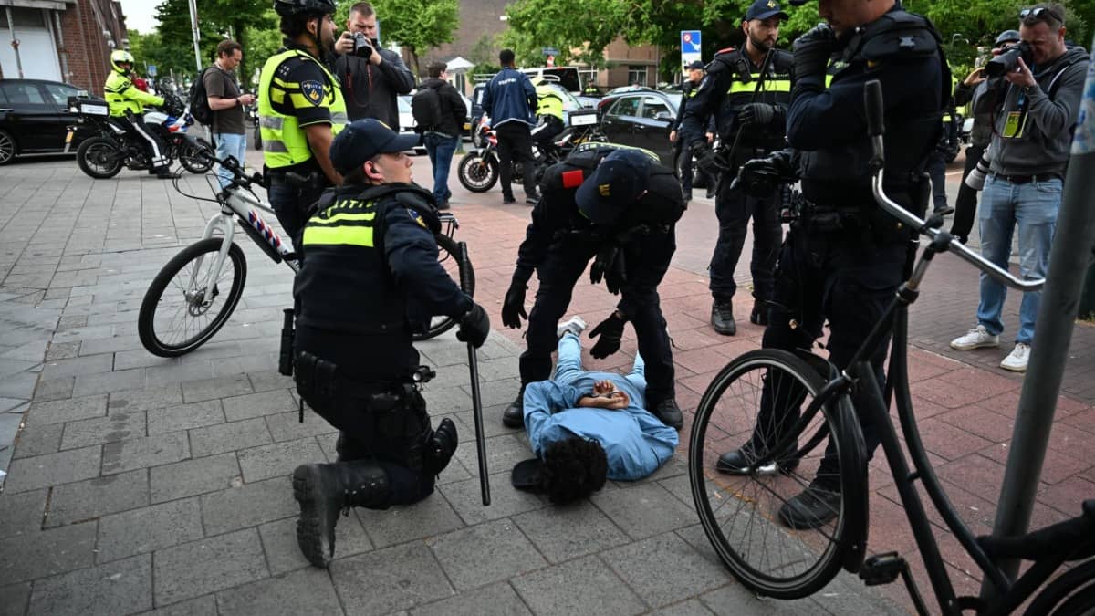 Dutch police arrest a Moroccan fan