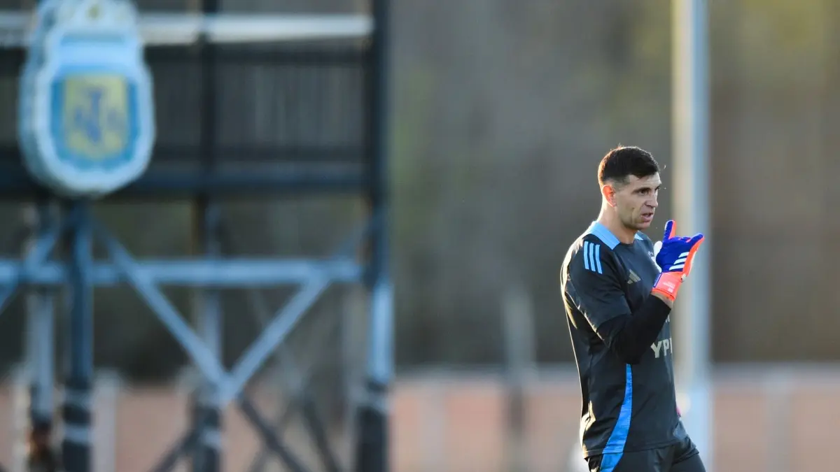 FIFA World Cup 2026: Argentina Goalkeeper Emiliano Martinez Completes First Full Session Amid Injury Concerns Emiliano Martinez at Argentina practice session