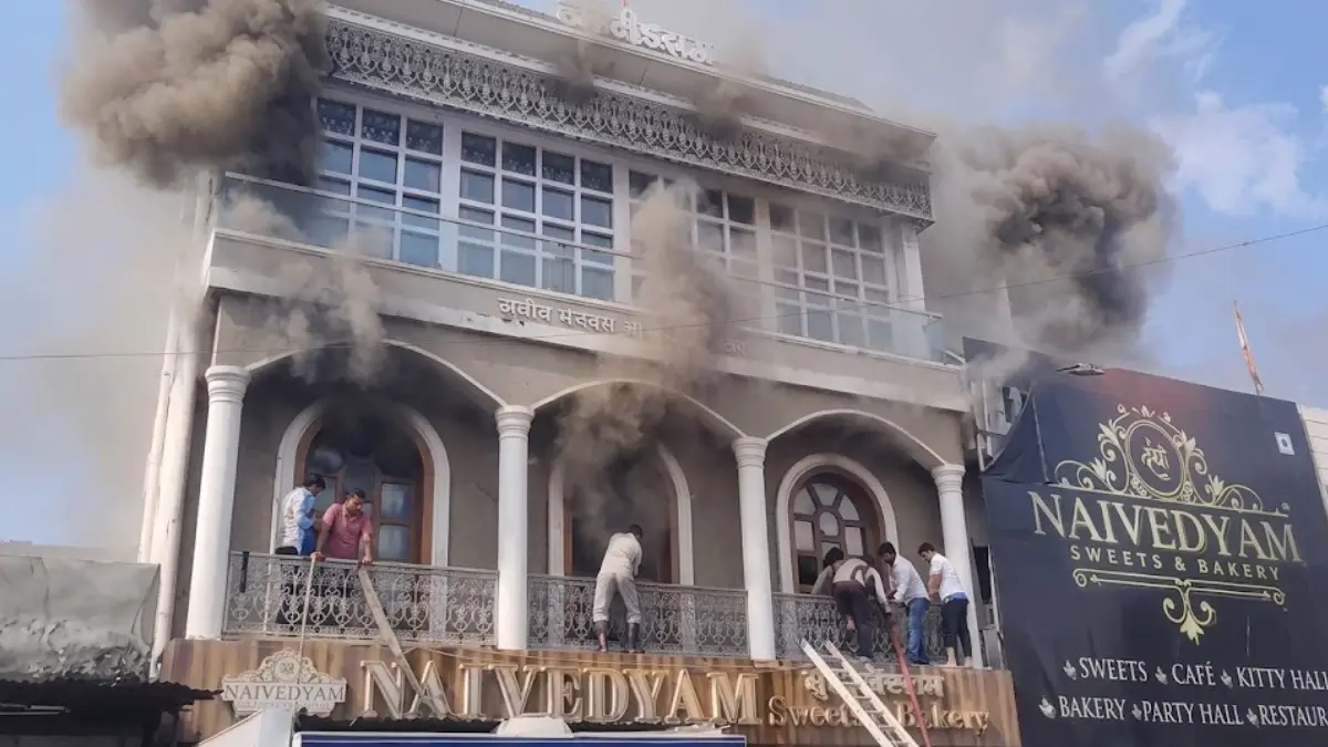 After 21 Die in Delhi Fire Horror, Restaurant Blaze in Punjab's Ferozepur Leaves Employee Dead Ferozepur Restaurant Fire Kills 1; Deadly Delhi B&B Blaze Claims 21 Lives (AI Enhanced Image)