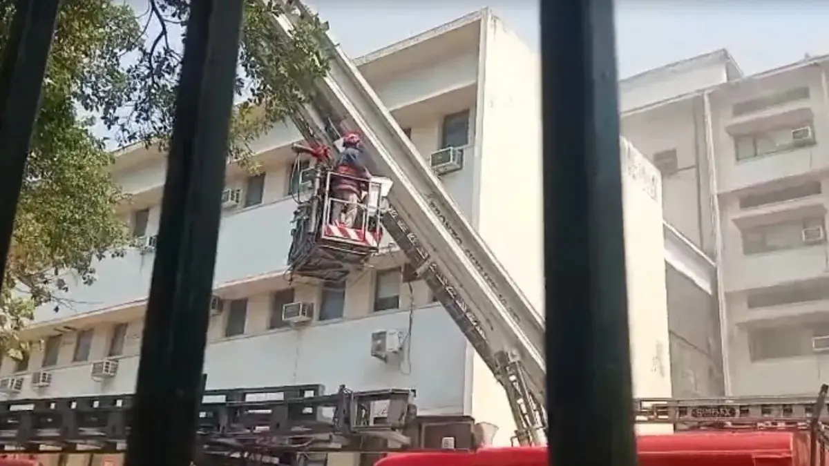 Delhi Fire News: Blaze Erupts At Ministry of Education Office, Firefighters Rush To Spot Fire Breaks Out on the Second Floor of Ministry of Education Office in Delhi