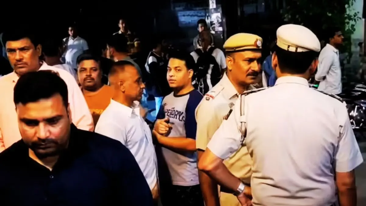 दिल्ली के करतार नगर में फायरिंग से हड़कंप, ट्यूशन से घर लौट रहे 6 साल के बच्चे को लगी गोली; 24 घंटे में दूसरा मासूम बुलेट से जख्मी firing in delhi Kartar Nagar