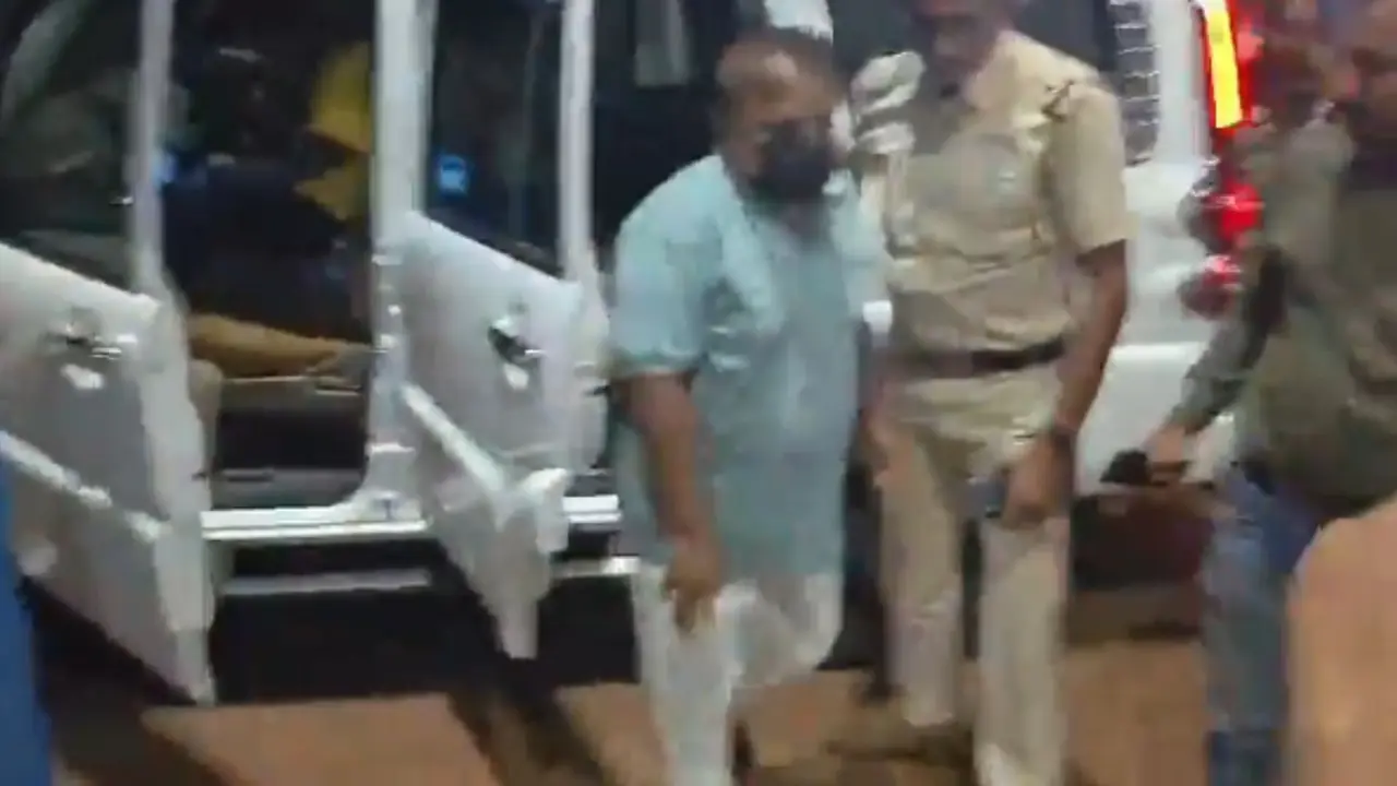 बंगाल में एक और TMC नेता पर फेंके गए अंडे, थाने के बाहर लगे 'चोर-चोर' के नारे- VIDEO Former TMC MLA Ramendu Singharay
