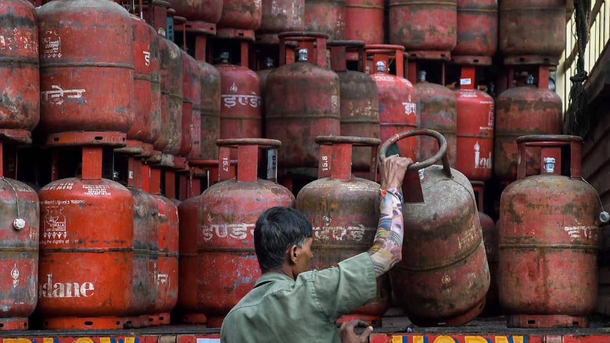 Govt Absorbs Rs 700 Per LPG Cylinder As Supply Costs Surge Past Rs 1600 Amid Global Price Spike