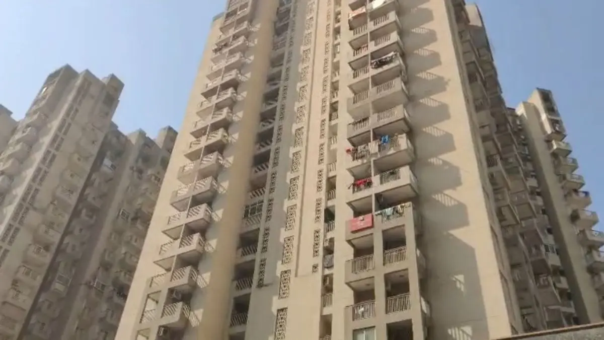 पहले मां पर चाकू से हमला किया, फिर 5वीं मंजिल से लगा दी छलांग... ग्रेटर नोएडा में रूह कंपा देने वाली घटना, क्या है पूरा मामला? Greater Noida News