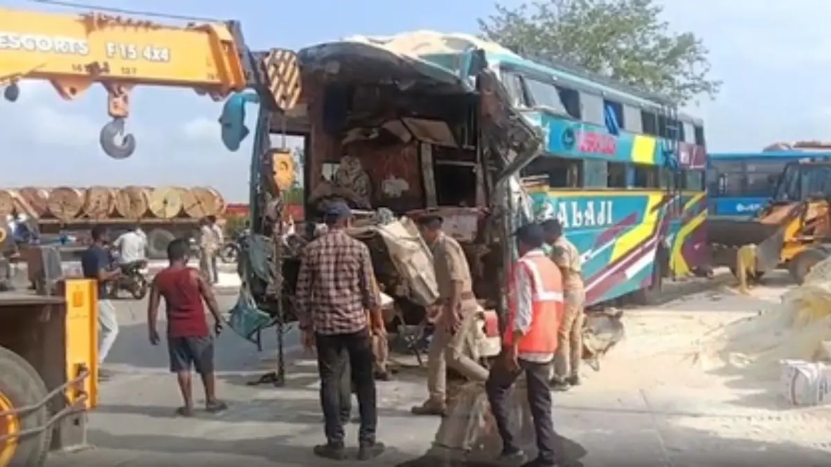 Gujarat Horror: 6 Killed, 30 Injured After Sleeper Bus Rams Parked Truck In Vadodara Gujarat Horror: 6 Killed, 30 Injured After Sleeper Bus Rams Parked Truck In Vadodara