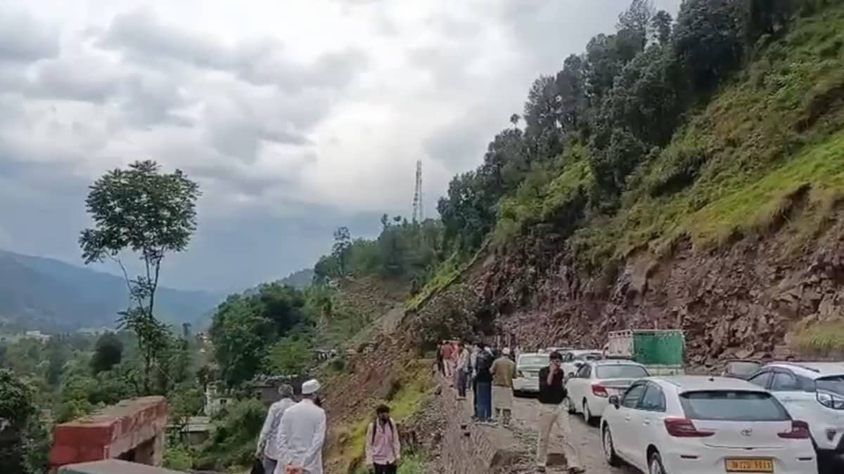 Heavy landslide blocks Jammu–Poonch National Highway in Surankote