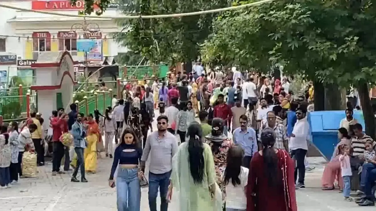 Nainital Witnesses Massive Weekend Rush, Heavy Footfalls At Naini Lake, Mall Road And Other Popular Tourist Spots Heavy rush in Nainital