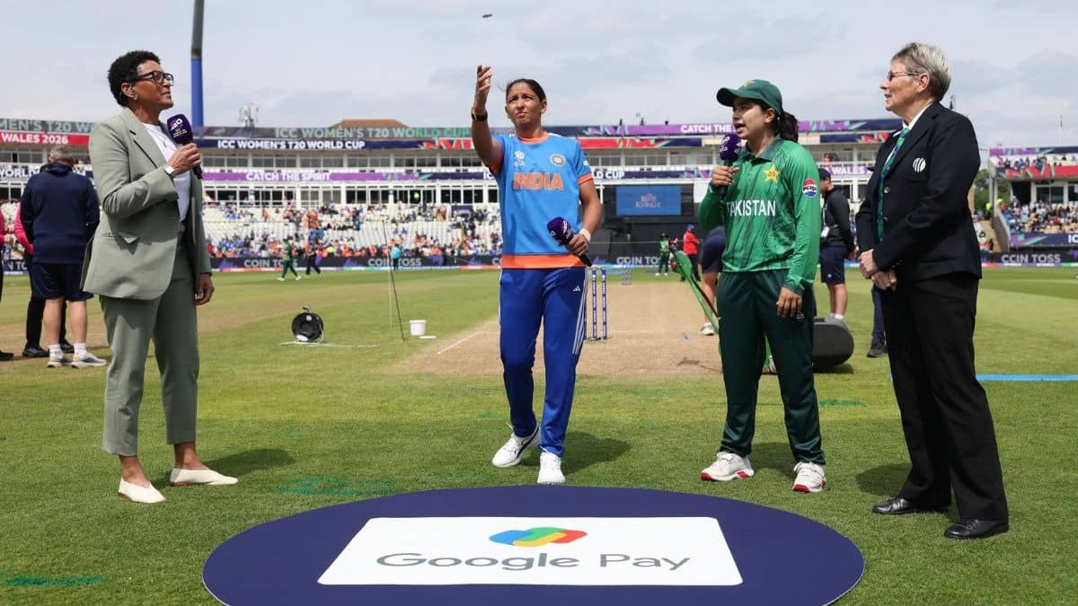 IND-PAK मैच में फिर 'नो हैंडशेक', हरमनप्रीत कौर ने पाकिस्तान कप्तान से नहीं मिलाया हाथ-VIDEO