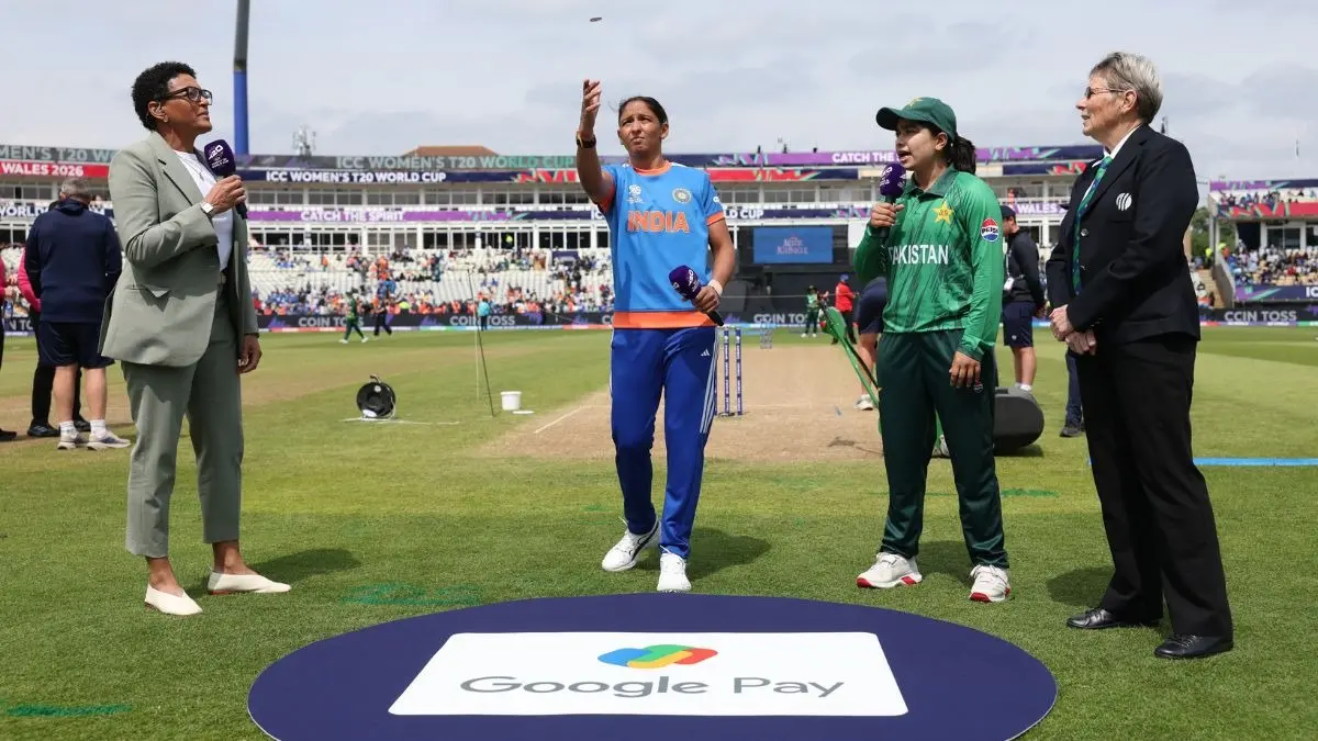IND-PAK मैच में फिर 'नो हैंडशेक', हरमनप्रीत कौर ने पाकिस्तान कप्तान से नहीं मिलाया हाथ-VIDEO ind vs pak women t20 world cup 2026 no handshake