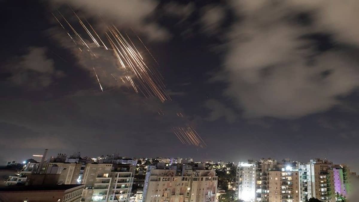 Iran-Isreal War: ट्रंप के आदेश को मानने से इजरायल ने किया इनकार, ईरानी हमले का दिया जवाब, बेरूत समेत कई शहरों पर गिराए बम; हालात तनावपूर्ण