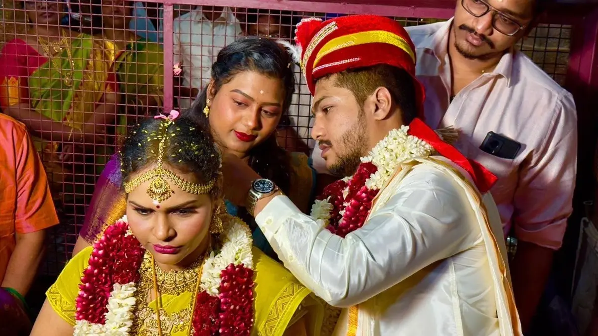 MP: दहेज में 100 तोला सोना, गाड़ी और लाखों दिया कैश, फिर शादी के 99 दिन बाद वकील बेटी की मौत; परिवार ने मेजर दामाद पर लगाया हत्या का आरोप Jabalpur Dowry Death Case