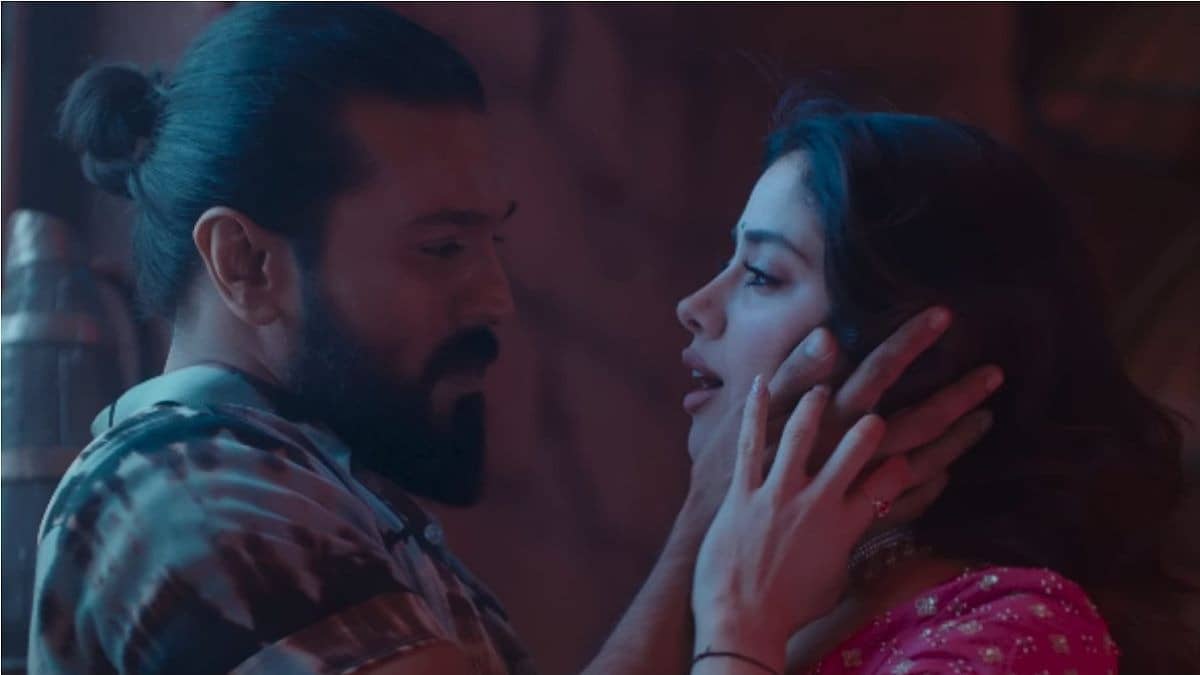 'यह सब बहुत फूहड़ है...', 'पेद्दी' में उम्र में 12 साल बड़े राम चरण संग जाह्नवी कपूर ने किया लिपलॉक तो मचा बवाल, दर्शकों ने दिए रिएक्शन