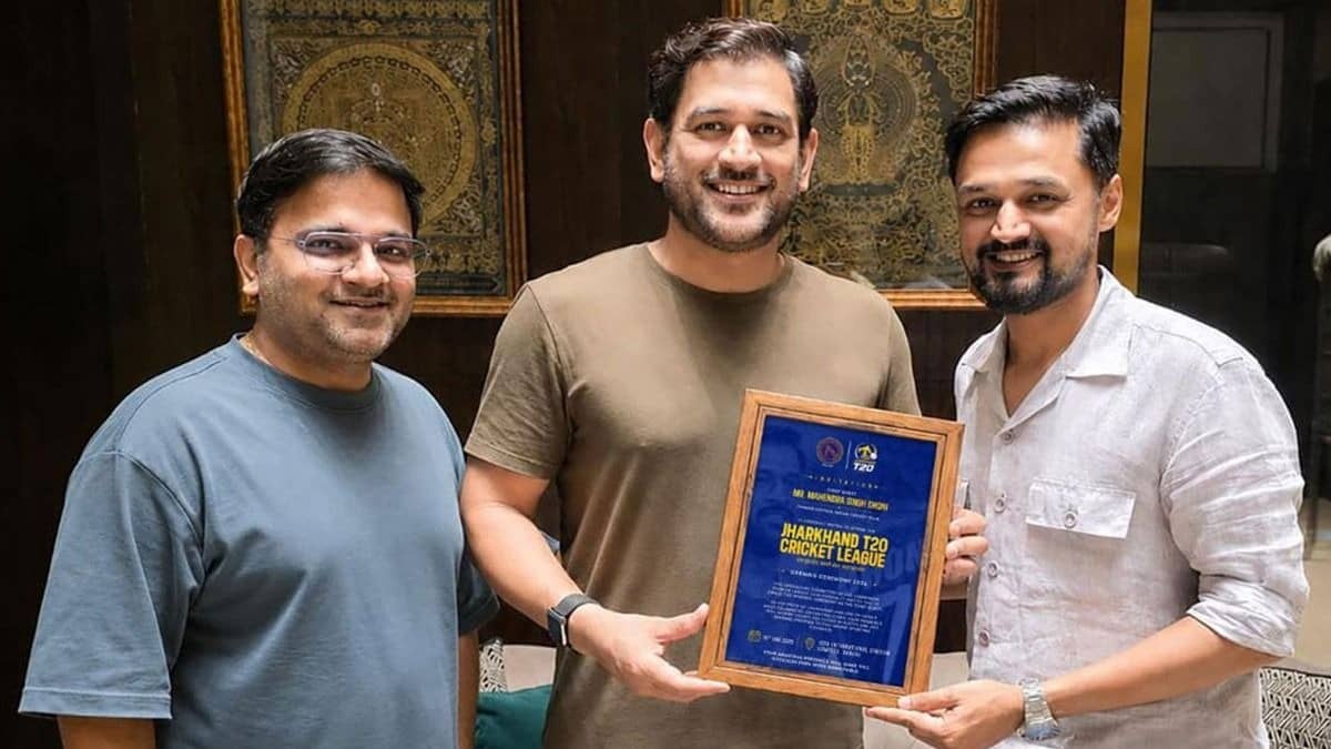 धोनी की मौजूदगी में झारखंड T20 लीग का आगाज, पहले मैच में टकराएंगे विराट और राजदीप