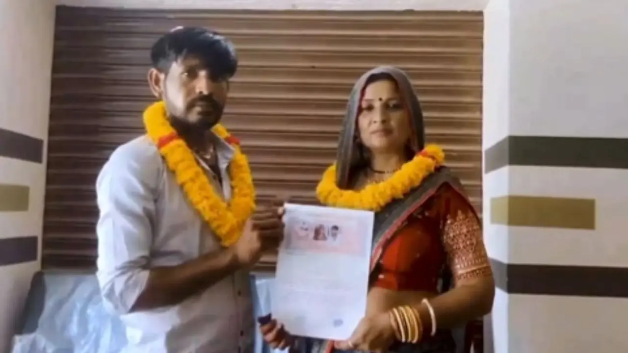 खूबसूरत सास पर दिल हारा दामाद, घर से भगाकर रचाई शादी; VIDEO जारी कर मांगा आशीर्वाद तो परिवारवालों के उड़े होश Kanpur Dehat Saas-Damad Story