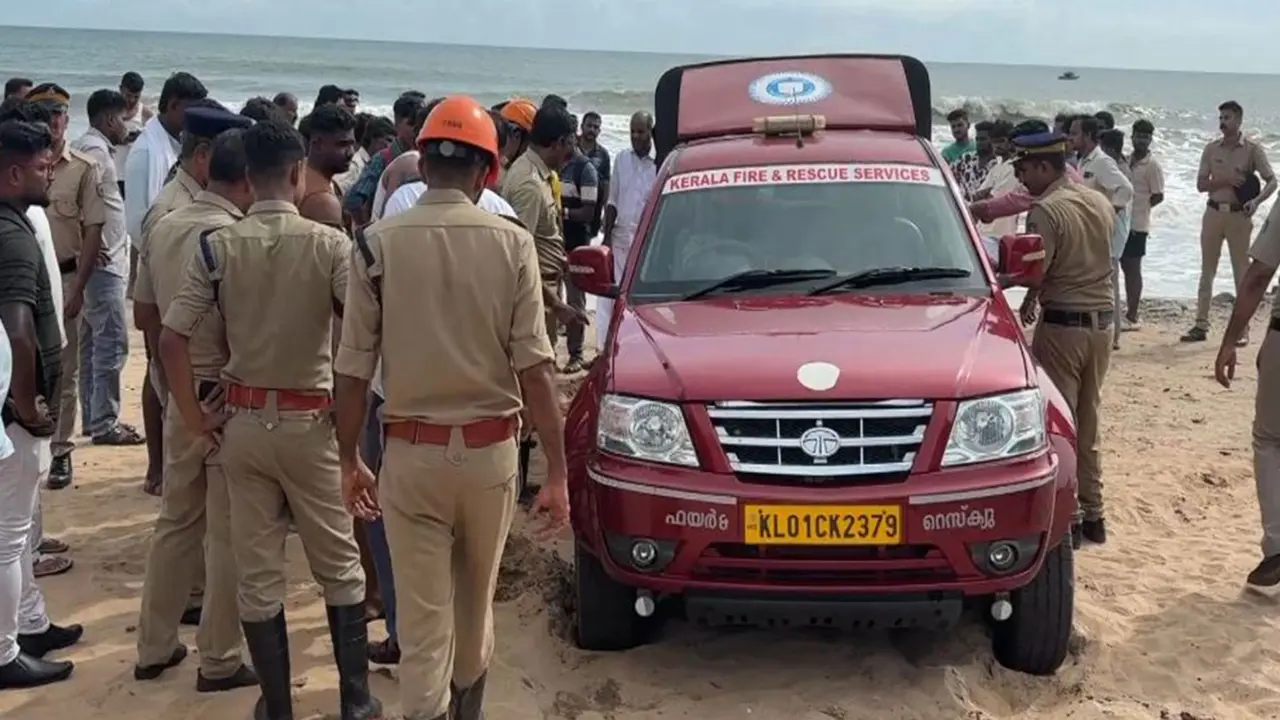 Keralam: Strong Waves at Payyambalam Beach Leave Bengaluru Student Missing, One Rescued Keralam: Strong Waves at Payyambalam Beach Leave Bengaluru Student Missing, One Rescued