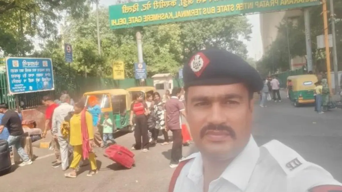 Knocked Down By Scooter, Delhi Traffic Constable Dies Near ISBT Kashmere Gate After Being Run Over By Goods Carrier Knocked Down By Scooter, Delhi Traffic Constable Dies After Being Run Over By Goods Carrier