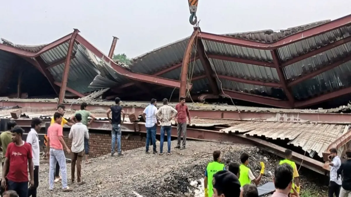 Kolkata's Taratala Godown Roof Collapse: Death Toll Rises to 11, 5 Arrested As Rescue Ops Continue Kolkata's Taratala Godown Roof Collapse: Death Toll Rises to 11, 5 Arrested As Rescue Ops Continue
