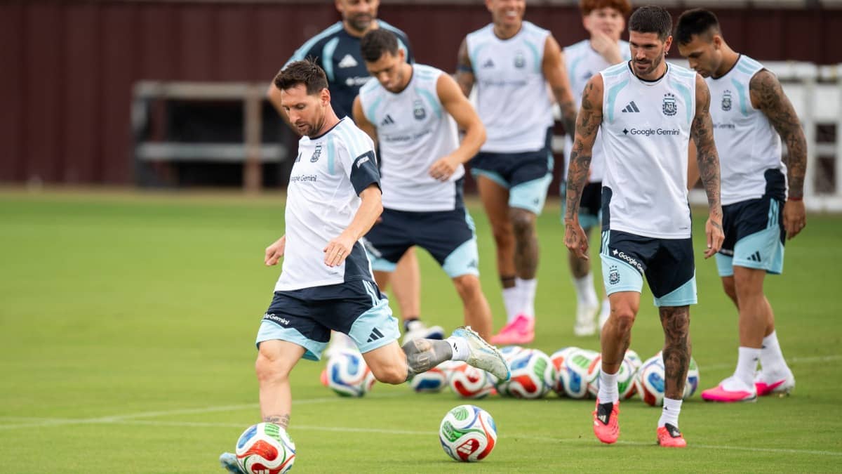 Lionel Messi at a Argentina practice session