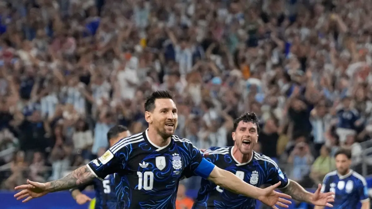 Lionel Messi का जादू अमर! लगातार 7 विश्व कप मैचों में गोल करने वाले पहले खिलाड़ी बने, अर्जेंटीना की शानदार जीत Lionel Messi celebrates after scoring a goal against Jordan