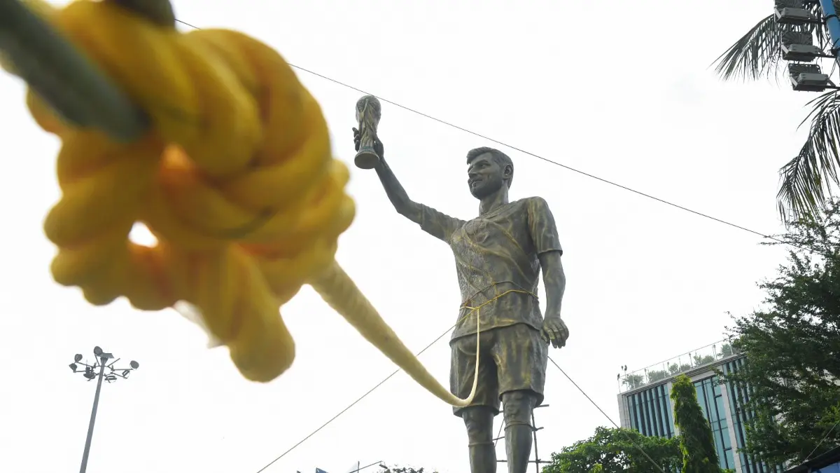 70- foot Lionel Messi Statue In Kolkata Relocated, Landmark Sculpture Dismantled Amid Public Safety Fears Lionel Messi statue in Kolkata