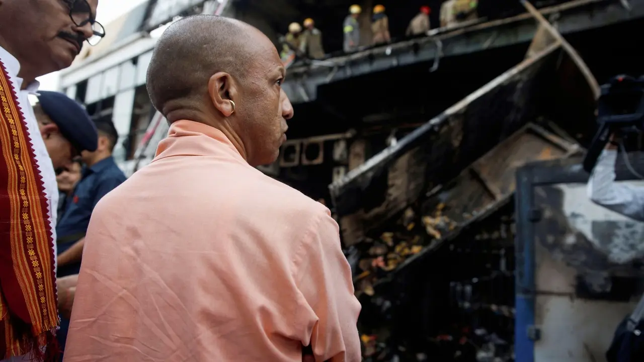 Lucknow coaching fire: लखनऊ अग्निकांड के बाद पहली बड़ी कार्रवाई, कोचिंग सेंटर के मालिक समेत 3 गिरफ्तार, 4 अधिकारियों पर भी एक्शन लखनऊ अग्निकांड के बाद बड़ी कार्रवाई, कोचिंग सेंटर के मालिक समेत 3 गिरफ्तार