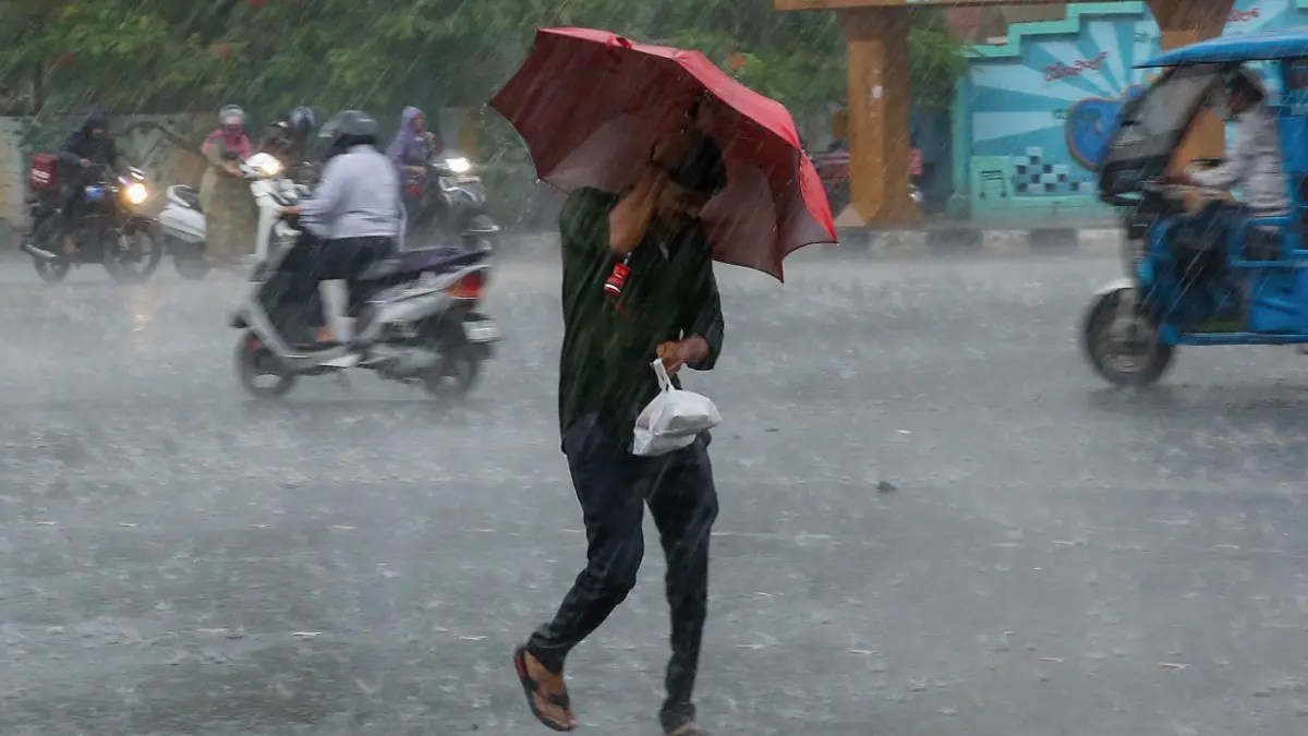 Maharashtra Weather Alert: Rain Lashes Parts Of Mumbai; IMD Issues Yellow Alert For These Districts Maharashtra Weather Alert: Rain Lashes Parts Of Mumbai; IMD Issues Yellow Alert For These Districts