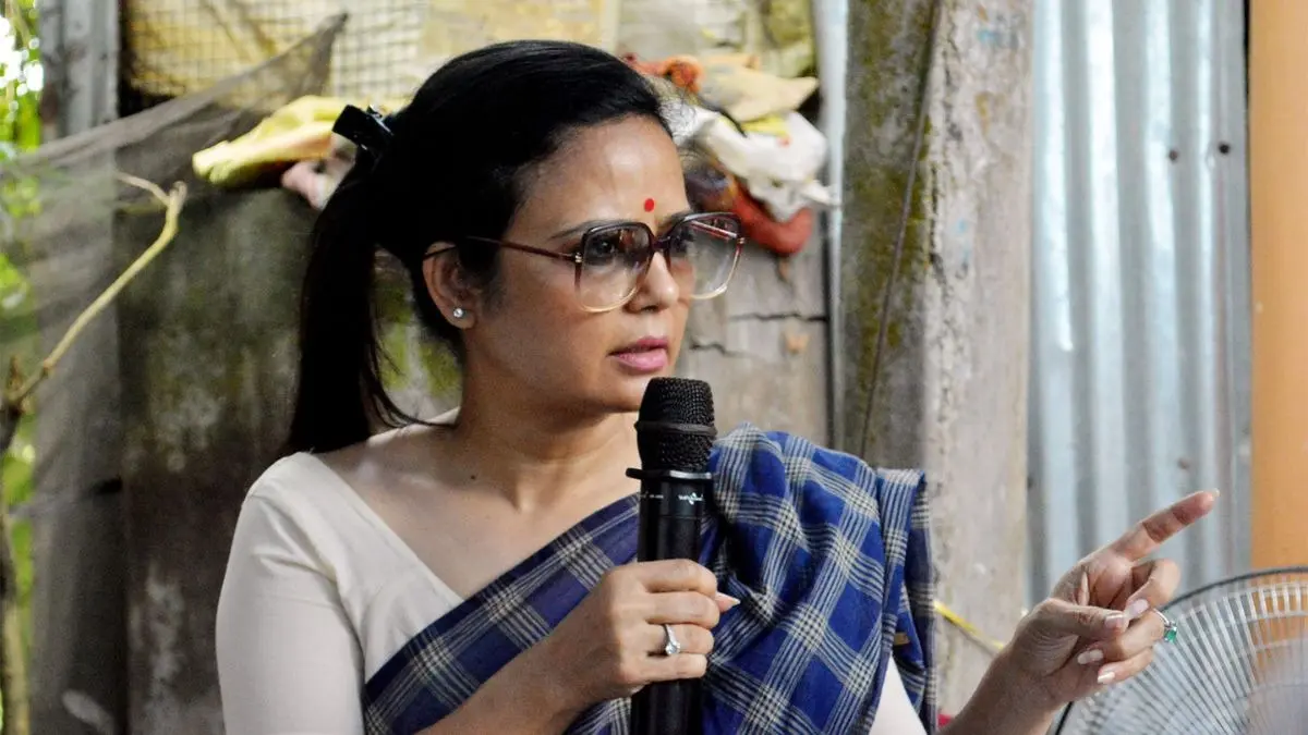 TMC में बागी गुट हुआ हावी तो महुआ मोइत्रा का पारा हाई, पूरे मुद्दे को दिया नया ट्विस्ट; कहा- वो एंटी-BJP वोट से जीते, गुट को इस्तीफा देकर... Mahua Moitra slams rebel TMC MLAs