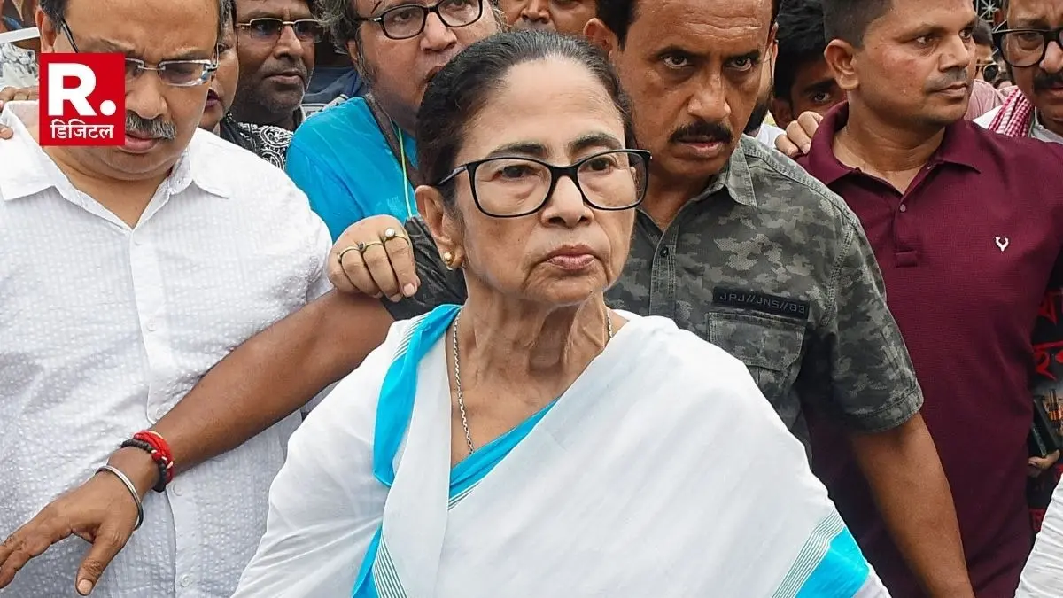 TMC अध्यक्ष कौन? बागियों ने दीदी का किया तख्तापलट तो अब ममता बनर्जी ने EC को लिखी चिट्टी, पार्टी प्रमुख होने का किया दावा Major turmoil in TMC Mamata Banerjee writes to Election Commission, identifies herself as Chairperson