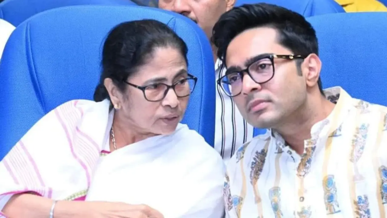 ममता के साथ जाना था दिल्ली, फिर एक दिन पहले क्यों पहुंचे अभिषेक बनर्जी? ‘ऑपरेशन क्राउन प्रिंस’ ने बढ़ाई दीदी की टेंशन Mamata Banerjee- Abhishek Banerjee